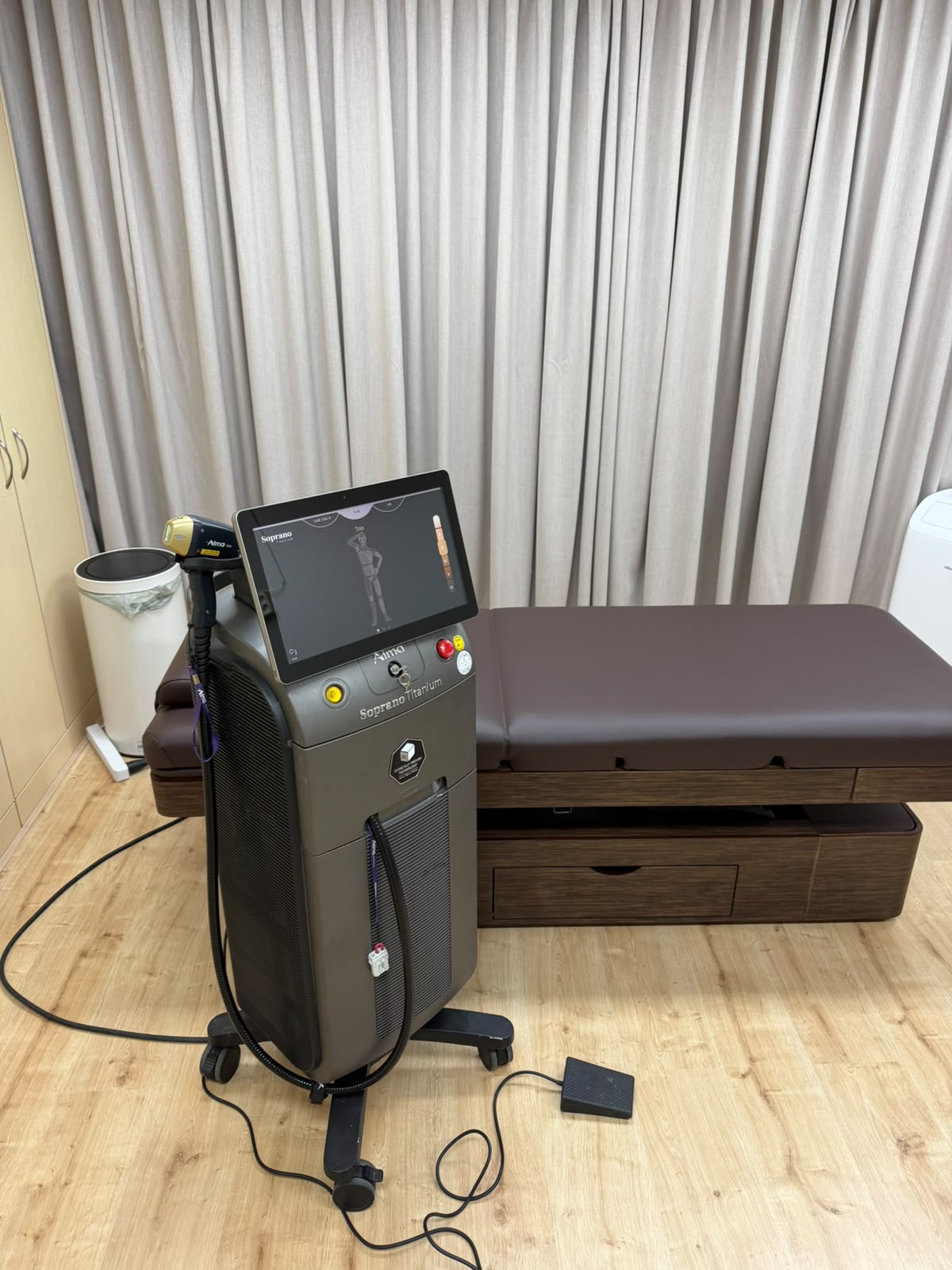De Alma Soprano Titanium diodelaser naast de behandelbank in Hairless Skin Clinic