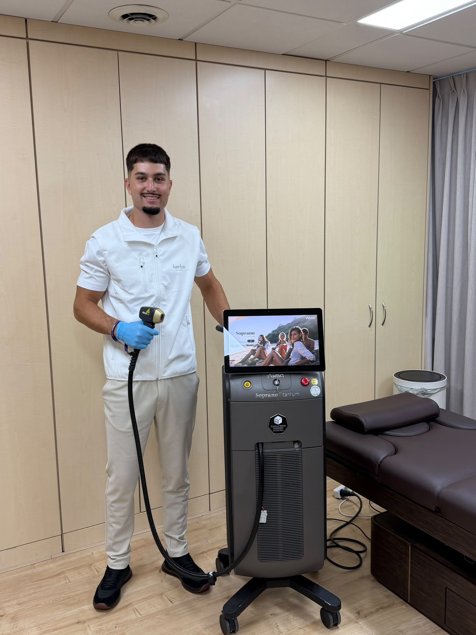 Behandelaar van Hairless Skin Clinic met de Alma Soprano Titanium laser, klaar voor een persoonlijke behandeling